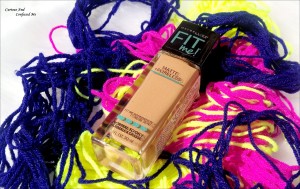 Maybelline Fit me Matte + Poreless Foundation in 330 Toffee Caramel review, Maybelline Fit me Matte 330 Toffee Caramel review, Maybelline Fit me Matte 330 Toffee Caramel swatch, Maybelline Fit me Matte foundation for Dusky skin, Maybelline Fit me foundation review, Indian beauty blog, Dusky indian beauty blog, Affordable foundation for oily skin India