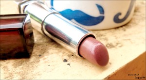 Maybelline Crazy for Coffee swatch Maybelline Color Sensational Lipstick Crazy for Coffee Review, Maybelline Crazy for Coffee, Nuetral lipstick for Dusky skintone, Neutral lipstick under 500, Creamy brown lipstick, Indian beauty blog, Maybelline brown lipstick review