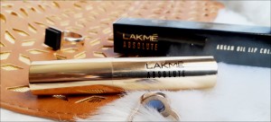 Lakme Absolute Argan Oil Lip Color Smooth Merlot review swatch, Lakme argan oil lipstick review, Lakme argan oil smooth lipstick review, Lakme Red lisptick review, Lakme absolute lisptick, Best Red lipstick for indian skin, Best lipstick for dry lips